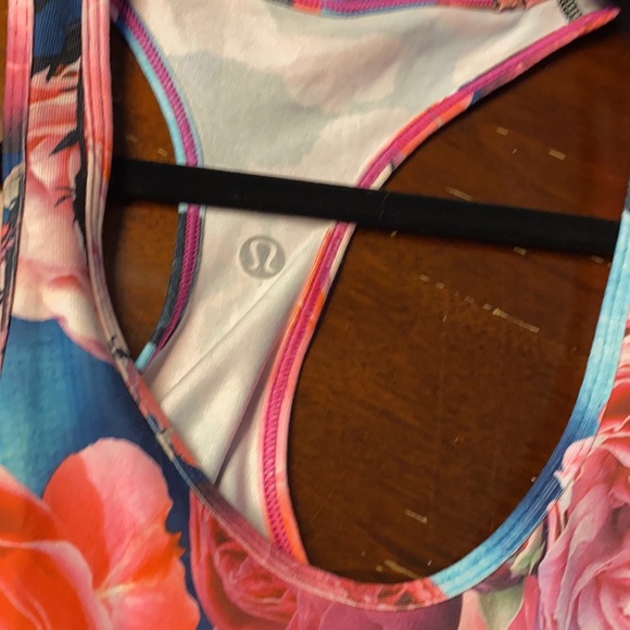 Lululemon Razorback tank. Floral print. Like new size 6 - Picture 4 of 4